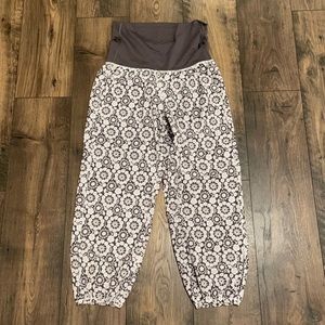Lululemon floral lightweight crops sz 6
